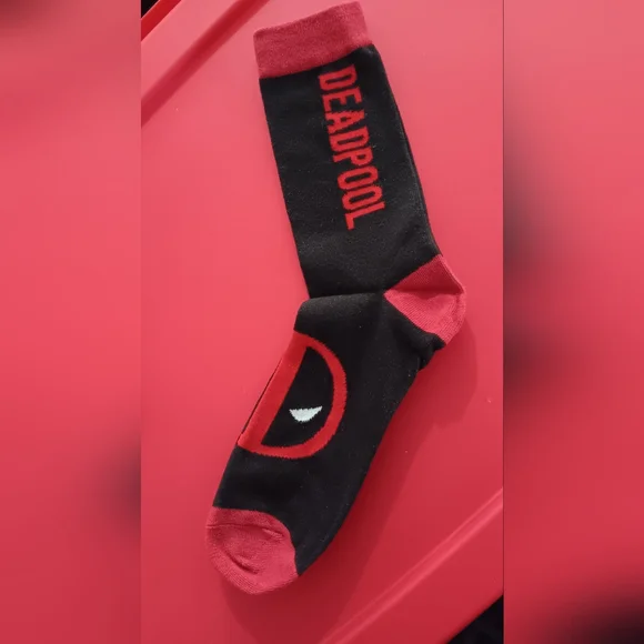 DEADPOOL SOCKS & CLOTH (NEW) - Picture 2 of 2